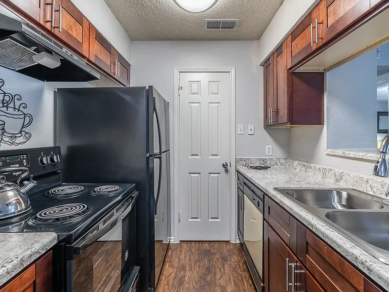 Palisades Park Apartments — Photo 26