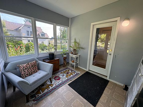 5th image of 455 Bayley Ave