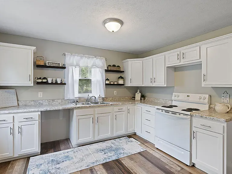 200 S Robbins Ct — Photo 2