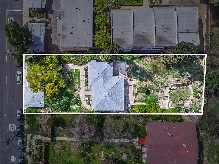 2111 Charlotte St — Photo 10