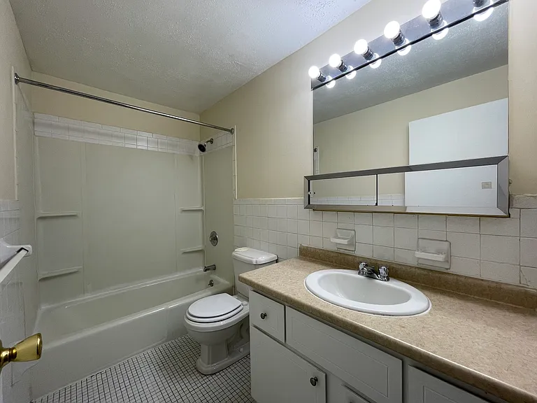 Eastern Trails Apartments and Storage — Photo 31
