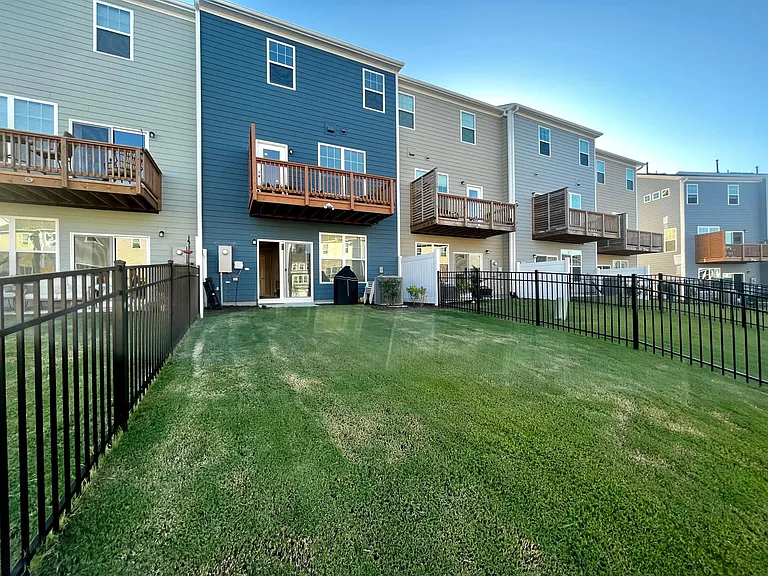 1114 Freeport Dr — Photo 38