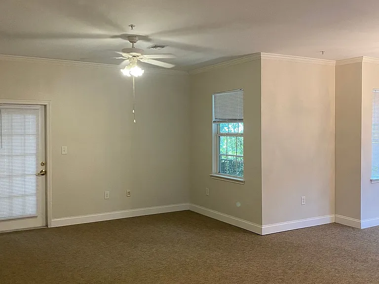 Hillcrest Apartments — Photo 3