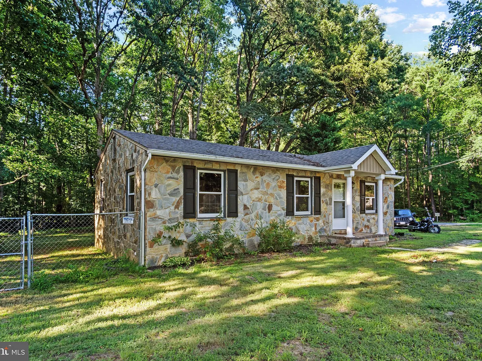 3 bed, 2.0 bath, 1037 sqft, $2,300 — Photo 3