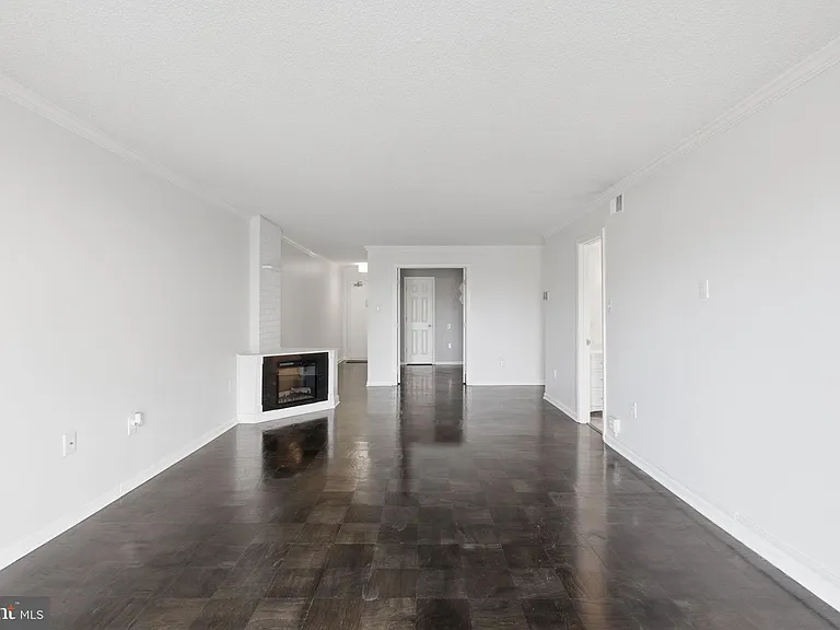 1300 Army Navy Dr #916 — Photo 4