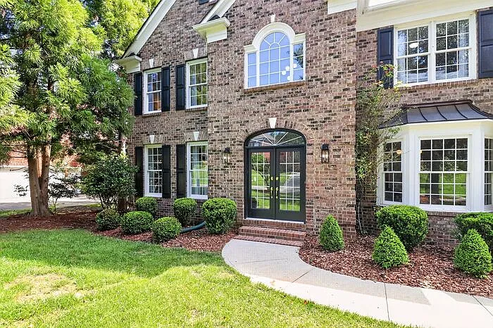 5 bed, 4.5 bath, 5000 sqft, $4,995 — Photo 2
