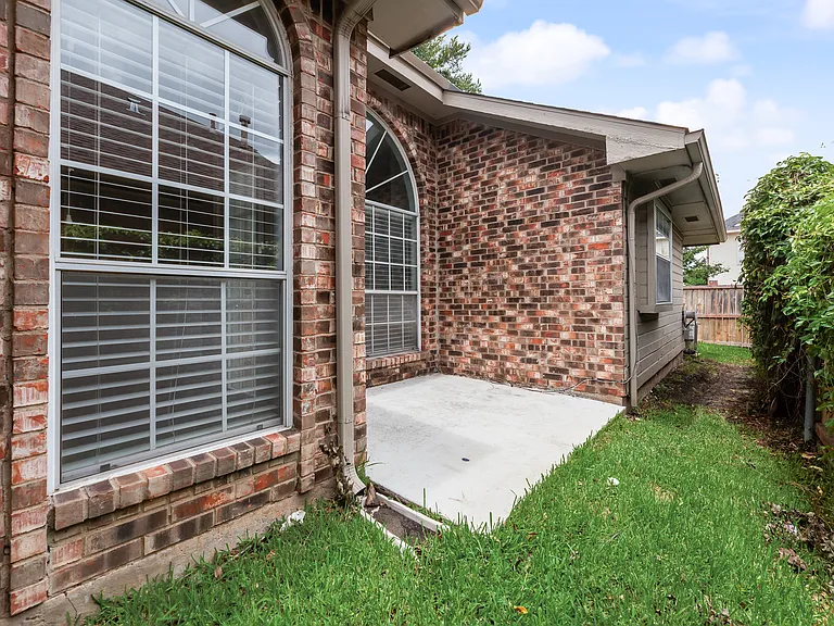 605 English Oak St — Photo 24