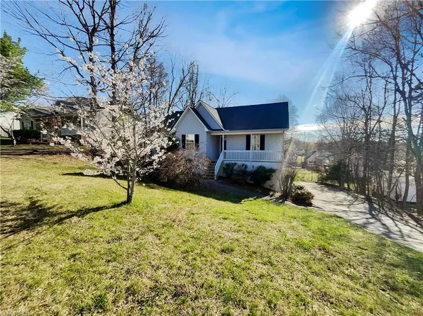 302 Redbud Ln, Thomasville, NC 27360