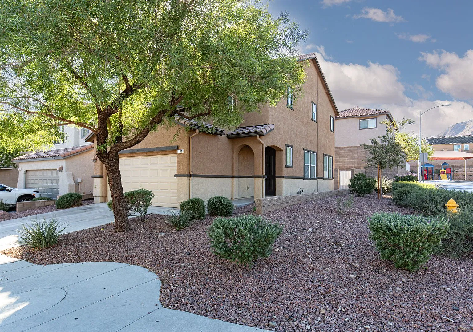 Well maintained home in gated Henderson resort like community — Photo 3