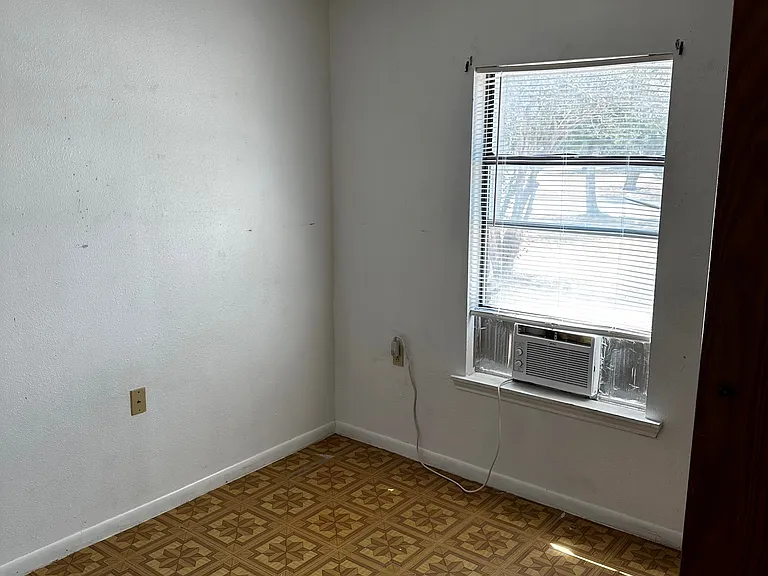 702 Avenue F — Photo 12