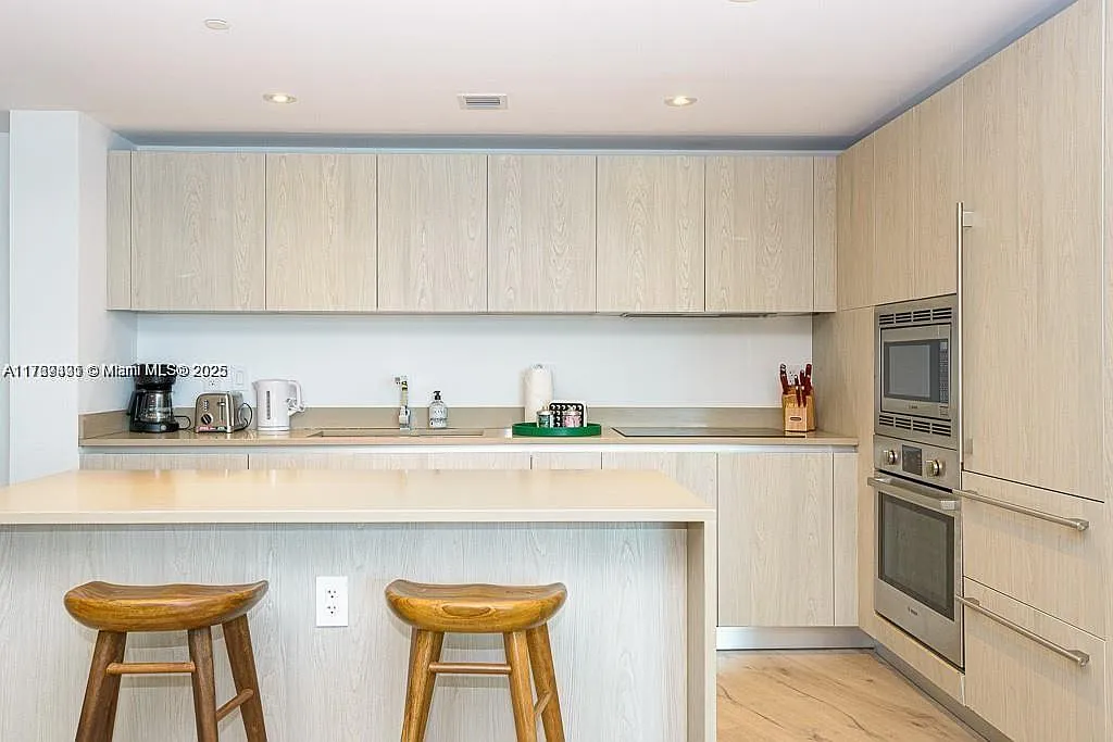 2 bed, 1136 sqft, $9,600 — Photo 2