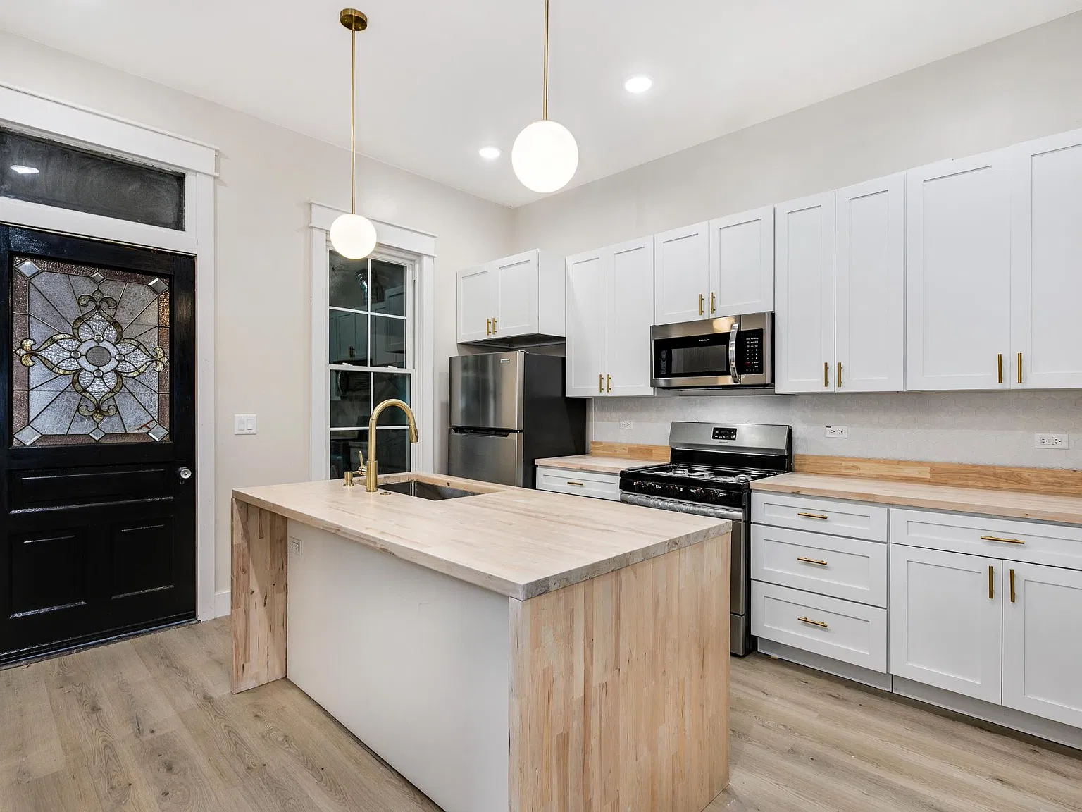1621 W Balmoral Ave — Photo 4