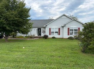 104 Blairfield Ct, North Wilkesboro, NC 28659