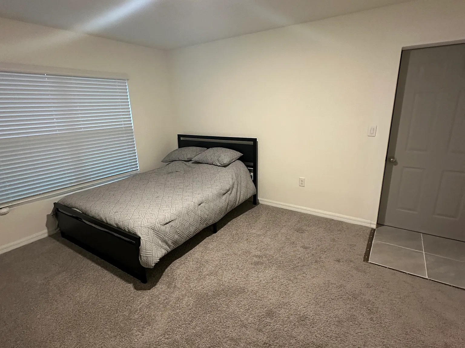 Studio, 300 sqft, $1,200 — Photo 3