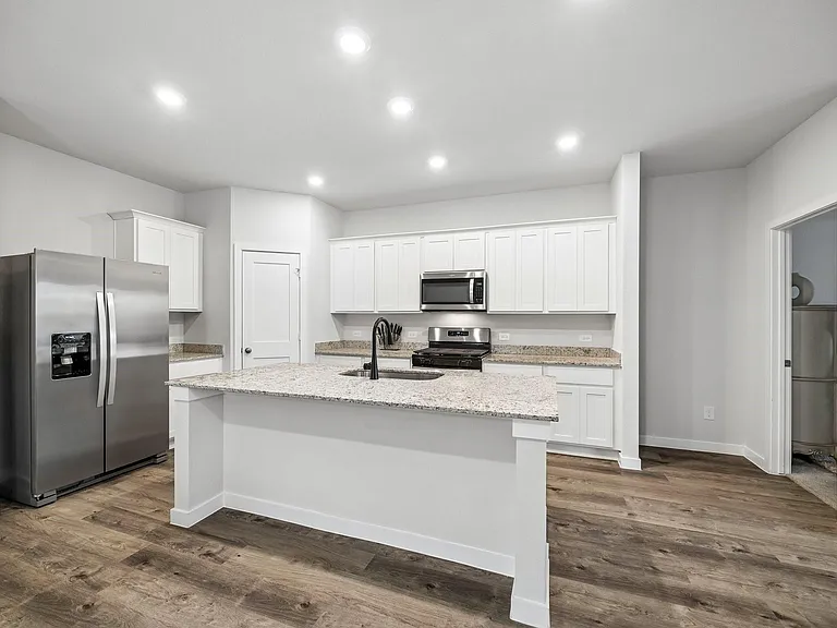 772 Westpointe Dr — Photo 2