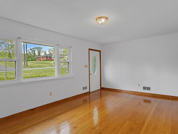 2nd image of 6935 Tinkerdale Rd