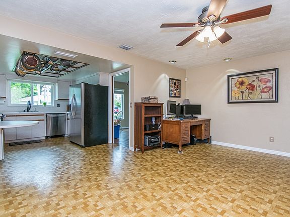 3rd image of 5294 Venetian Blvd NE