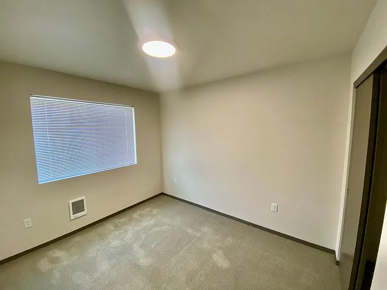 Modern design 3 bed, 2.5 bath duplex available 6/10 Cheney — Photo 12