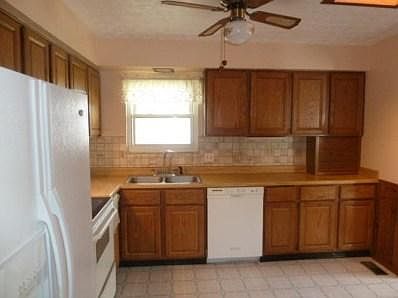 4th image of 1120 S Elm St