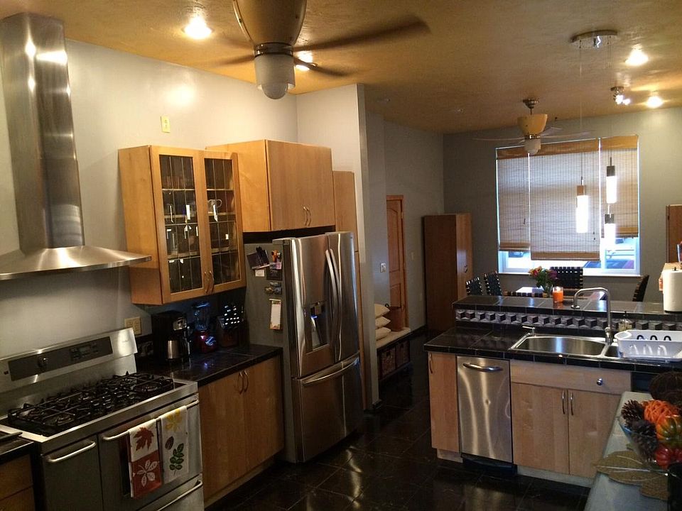 Enormous open floor plan kitchen and dinning room (13' ceili