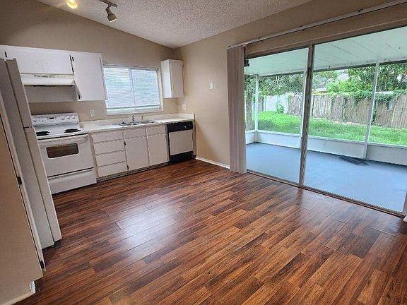 4th image of 1100 Lowry Ave Unit 15