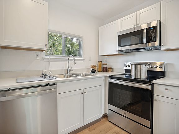5th image of 905 W Abram St #6