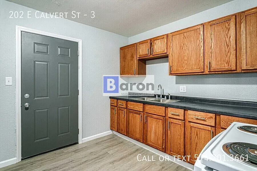 202 E Calvert — Photo 4