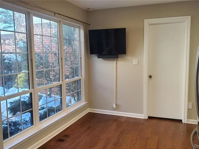 91 Duckpond Dr — Photo 6