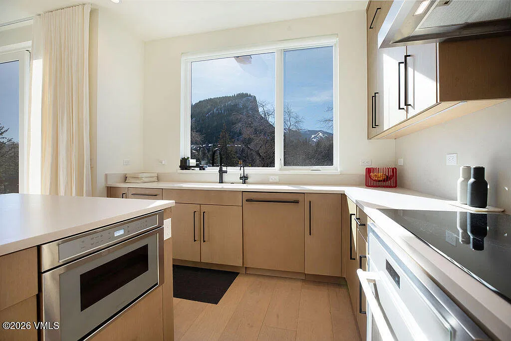 4 bed, 4.0 bath, 3058 sqft, $20,000 — Photo 4
