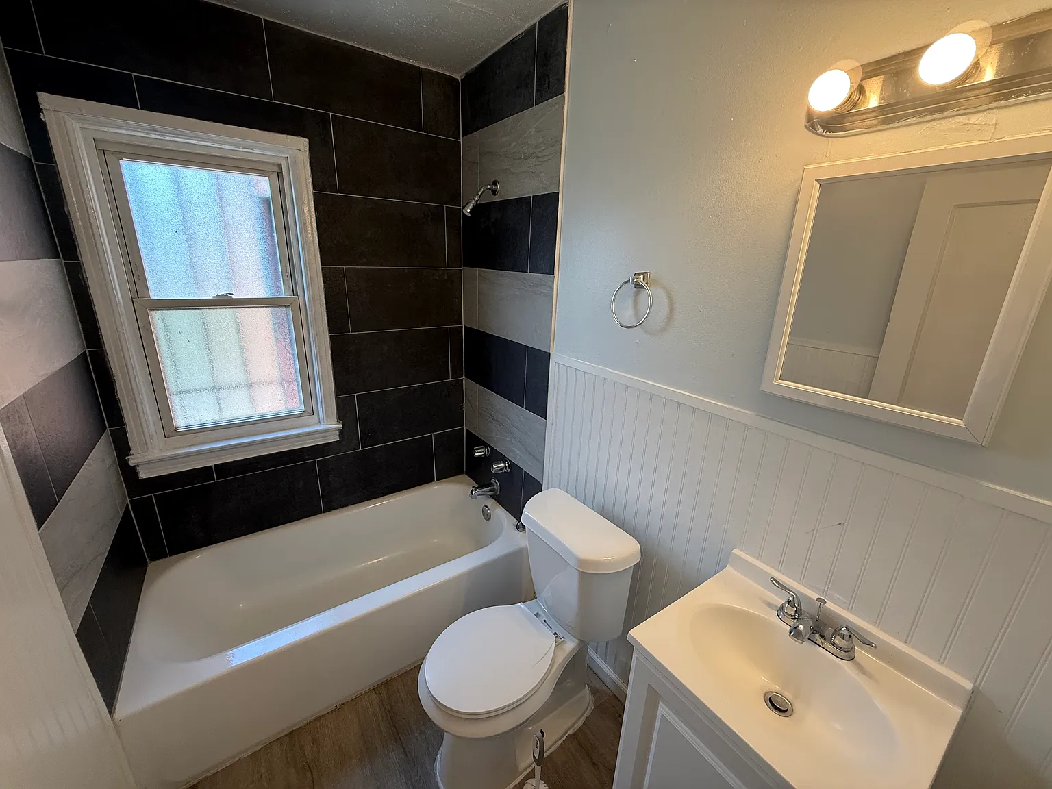 Newly refreshed 2-bedroom ranch on a quiet street. — Photo 4