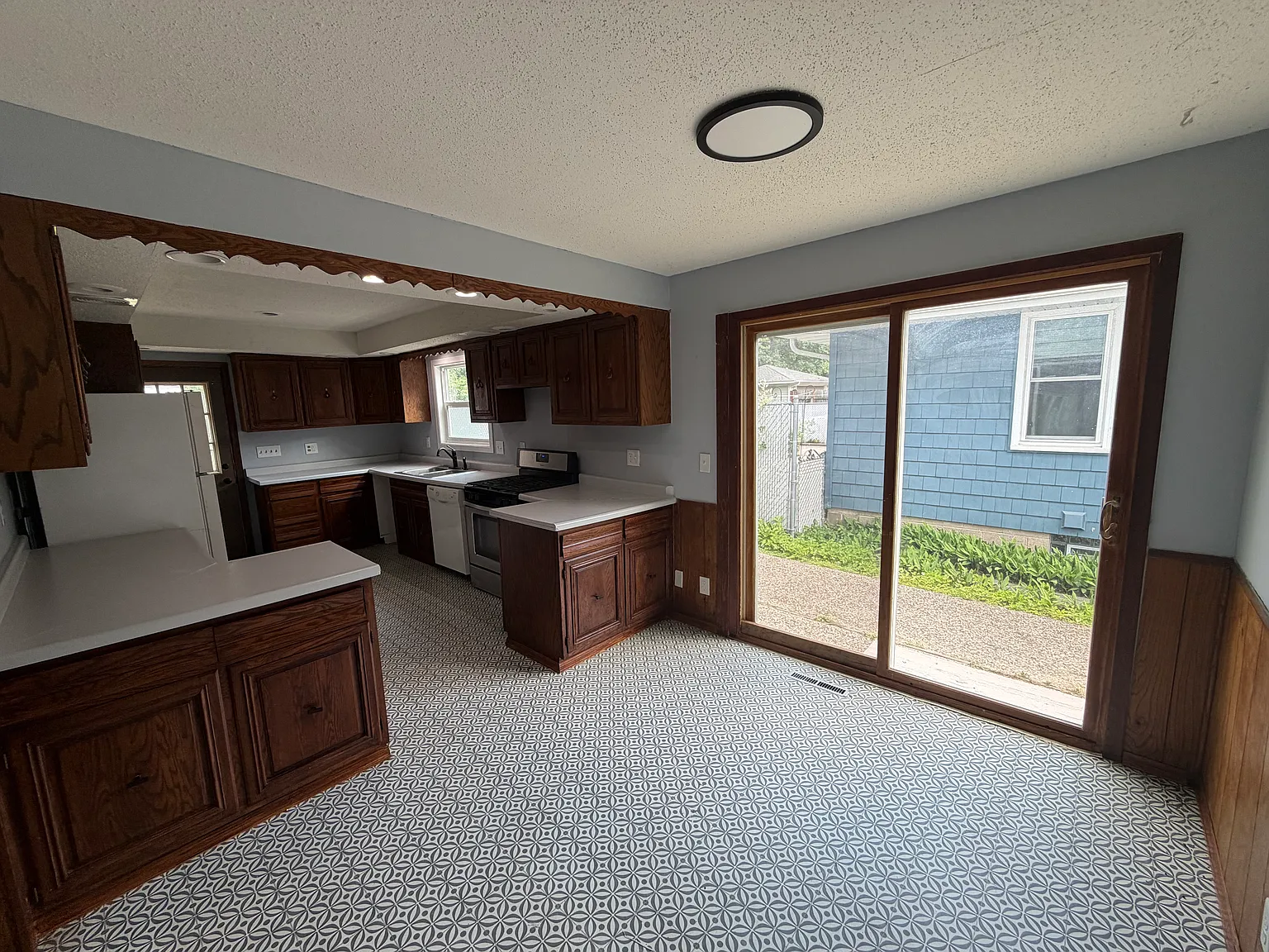 5 bed, 1.5 bath, 2000 sqft, $2,895 — Photo 4