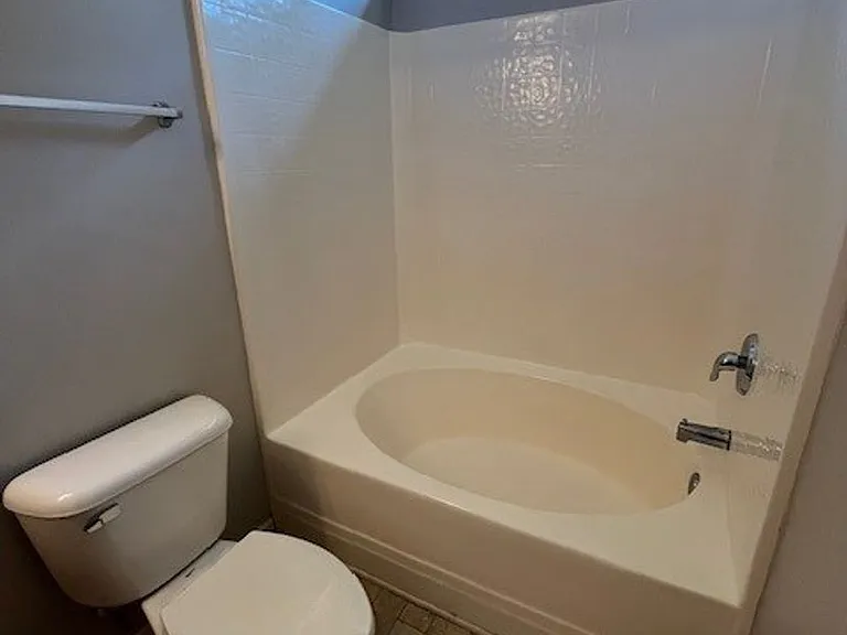1015 Foxridge Way — Photo 13