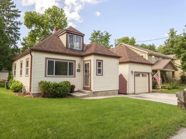 2027 W Shore DRIVE, Delafield, WI 53018