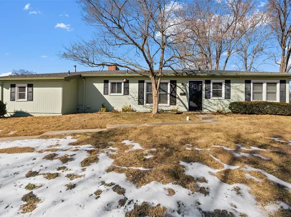 901 Barton Pl, Saint Charles, MO 63301