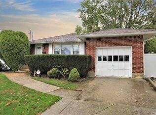 15 W Walnut St, Farmingdale, NY 11735