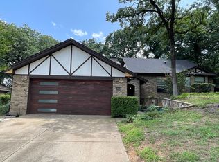 2100 Twin Elms Dr, Arlington, TX 76012