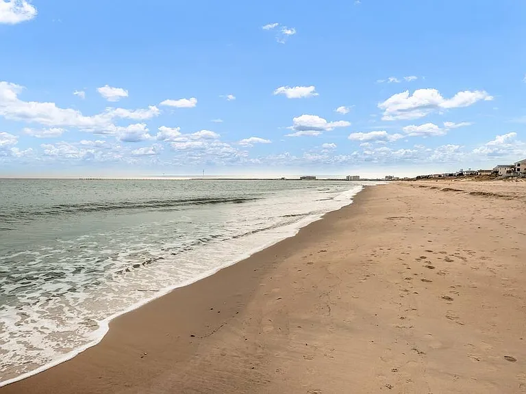 The ocean is 30 second walk!