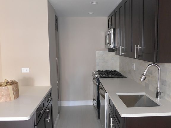 4th image of 310 Greenwich St APT 15L