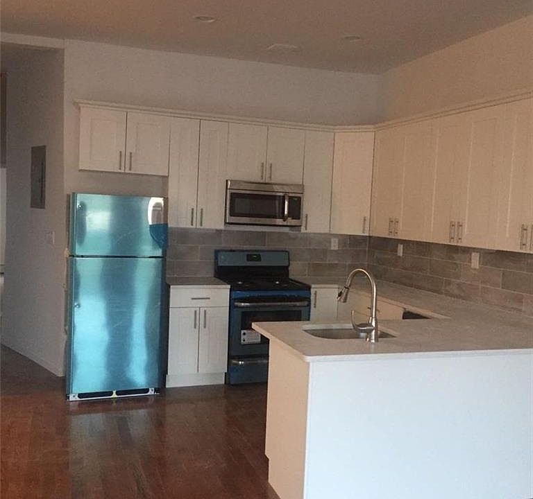 2nd image of 800 Elsmere Pl #1