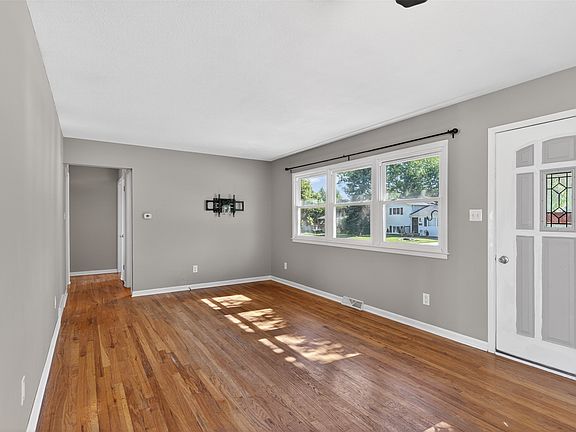 4th image of 810 SE Belmont Dr