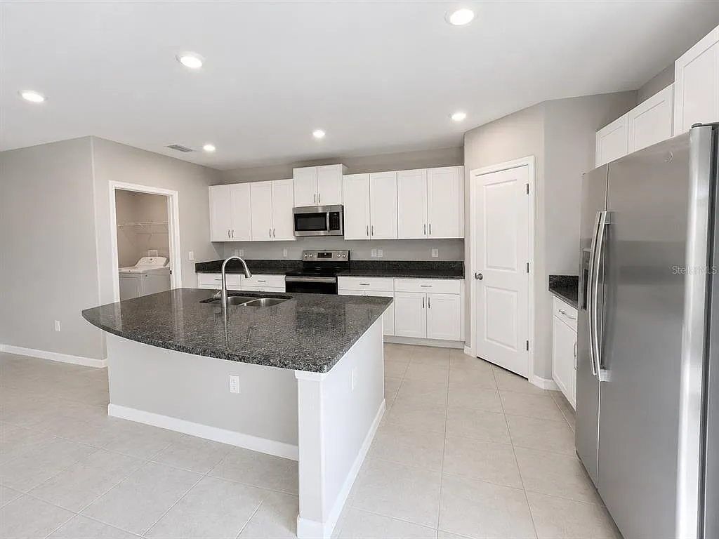 5 bed, 2.5 bath, 2264 sqft, $2,590 — Photo 4