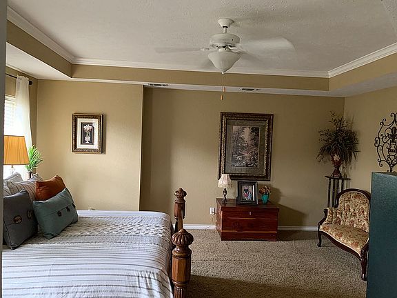 3rd image of 320 Meadowridge Cir