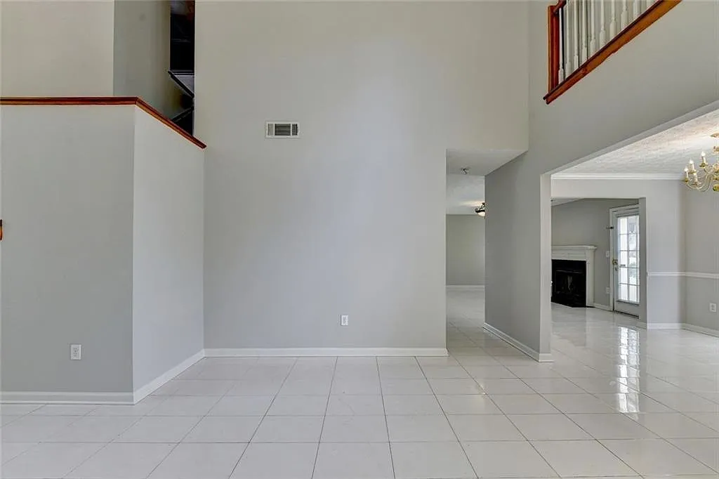 3 bed, 2.5 bath, 2389 sqft, $2,599 — Photo 4