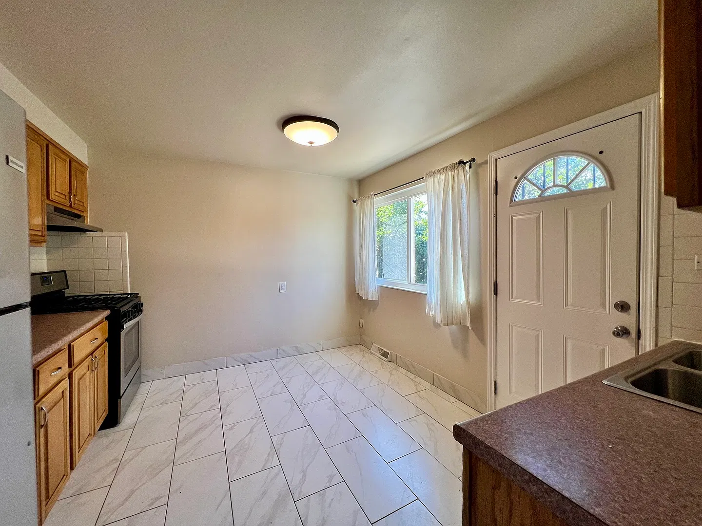 3 bed, 1.5 bath, 1518 sqft, $2,950 — Photo 4