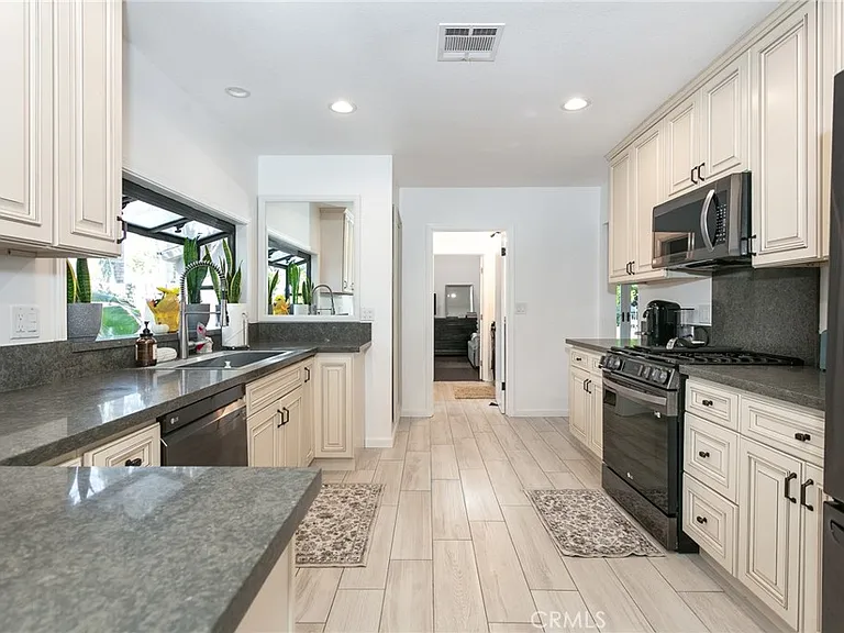 5825 Fulton Ave — Photo 13