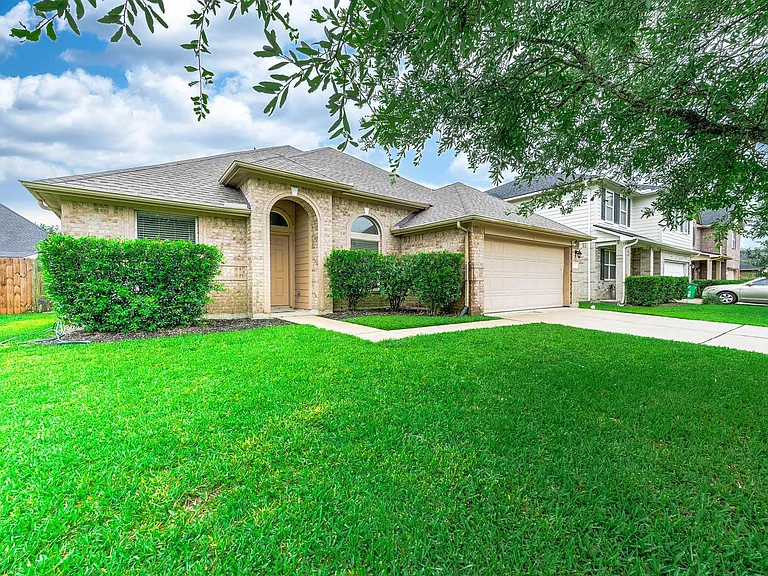 927 Hannah Falls Ln — Photo 3
