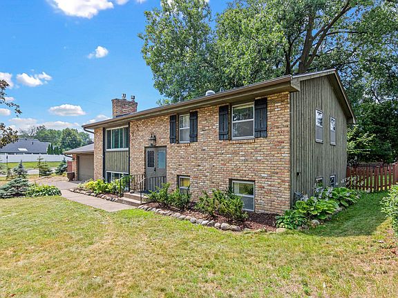 3rd image of 5616 Highwood Dr