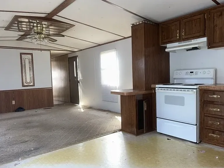 516 Lewis Dr — Photo 2