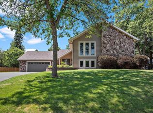 9016 Cavell Cir, Bloomington, MN 55438