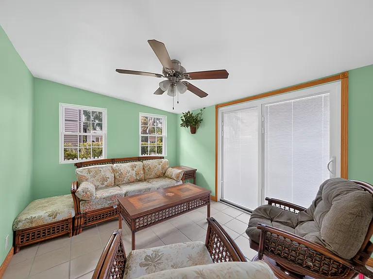 898 Debra Ln — Photo 9